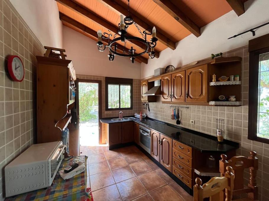 Farmhouse Surrounded By Centenary Olive Trees Olías Екстериор снимка