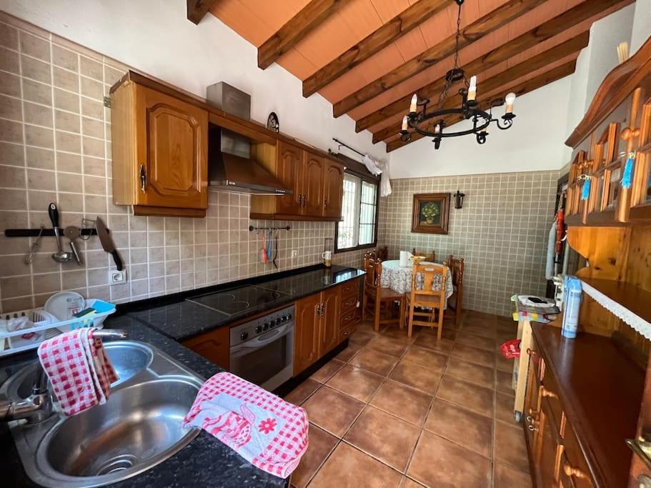 Farmhouse Surrounded By Centenary Olive Trees Olías Екстериор снимка